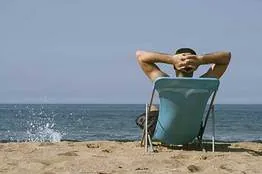 Pessoa relaxando em praia, símbolo das vantagens da gestão de benefícios