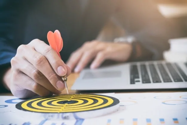 Dart atingindo alvo representando foco em meta e controle empresarial de objetivos