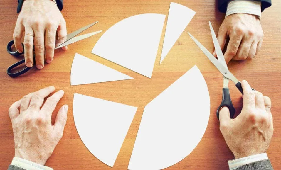 Executivos reduzindo e ajustando orçamento em software financeiro jurídico para empresas