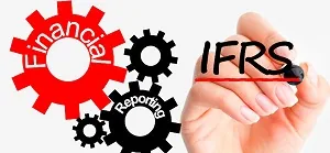 Mão segurando engrenagens vermelhas ao lado de diploma in international financial reporting standards