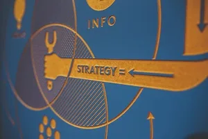Ícone seta circular strategy fundo azul-amarelo diretoria de marketing planejamento