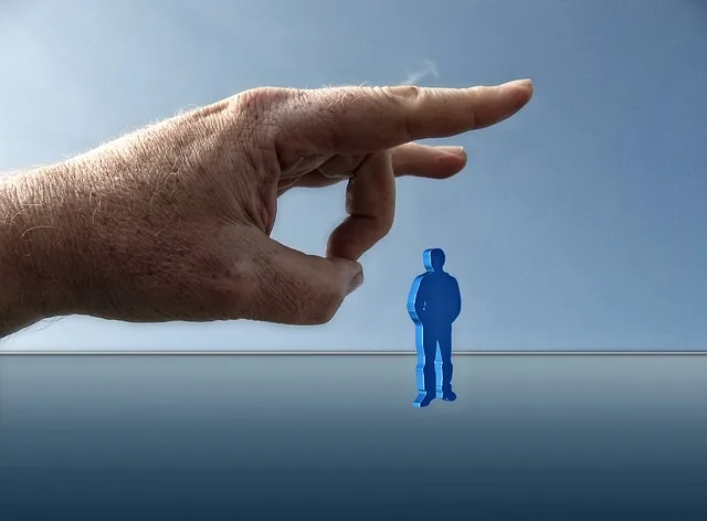 Mão apontando boneco azul horizonte retirada de socio da empresa afastamento