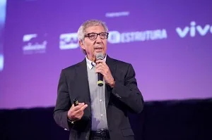 Abilio Diniz palestrante conferência apresentando estratégias gestão empresarial
