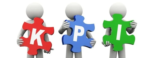 Bonecos 3D com peças puzzle simbolizando gestão de indicadores colaboração e KPI