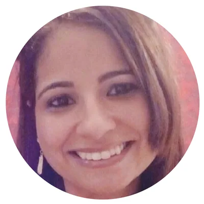 Retrato profissional de Cintia Cândido executiva do grupo axis sorrindo