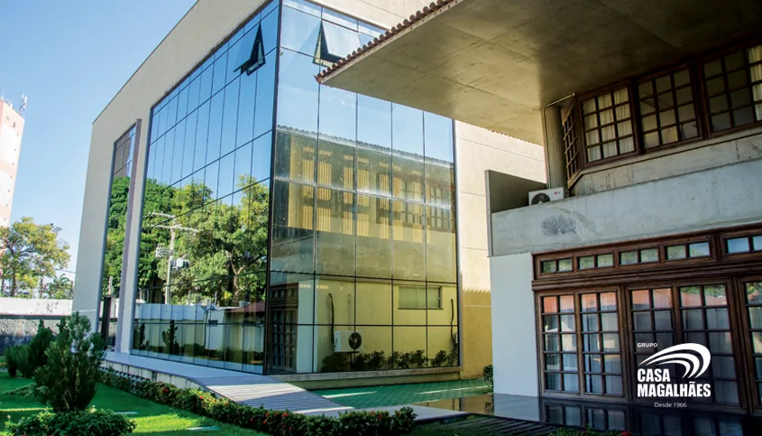 Fachada moderna Grupo Casa Magalhães parede vidro recepção contemporânea