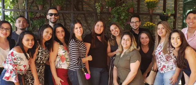 Equipe financeira Grupo Magalhães Casa posando juntos em área corporativa interna