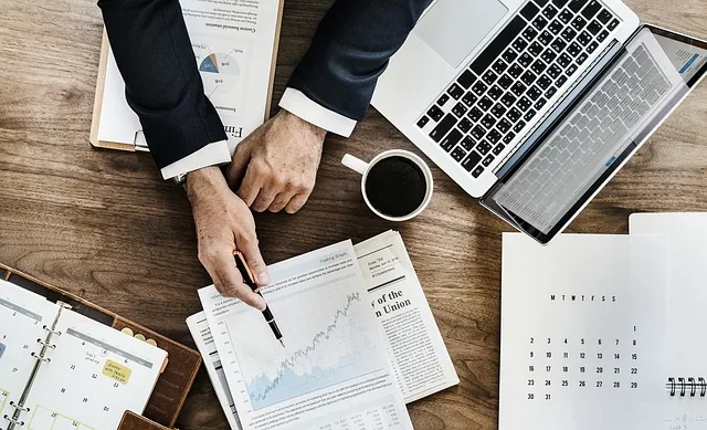 Pessoas interagindo simulação cenários mercado treinamento jogos empresariais sala aula