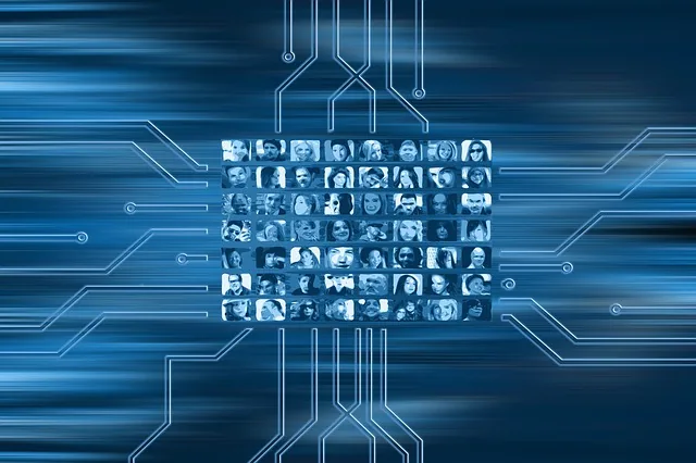 Diagrama conectando pessoas em rede representando terceirização vantagens desvantagens