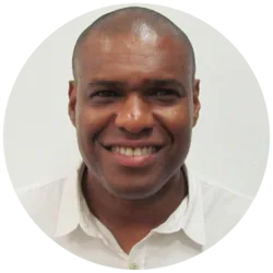 Foto profissional de Carlos Santos especialista no preço do passado cast financeiro