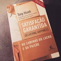 Formiga levantando tronco sob amanhecer ilustrando missão de uma empresa