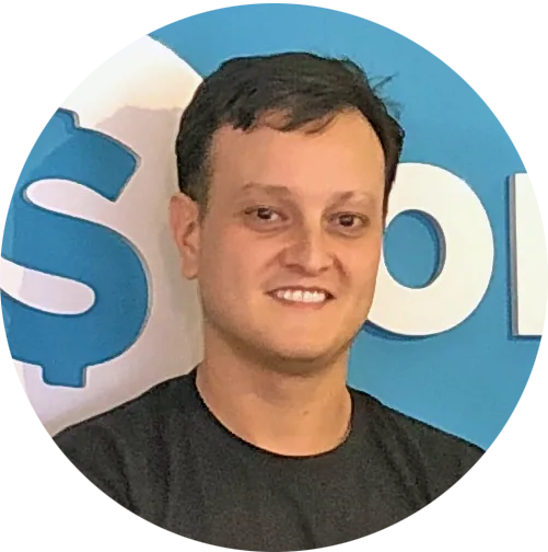 Luis Felipe fundador Organizze app com logo marca estúdio profissional