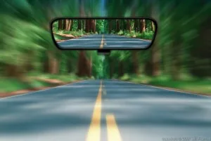 Espelho retrovisor estrada verde planejamento e controle orçamentário futuro visão