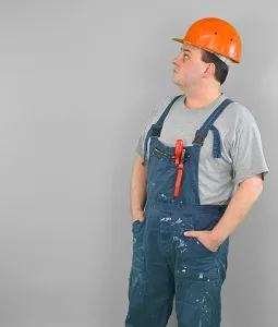 Trabalhador revisando plano durante obra representando como expandir empresa