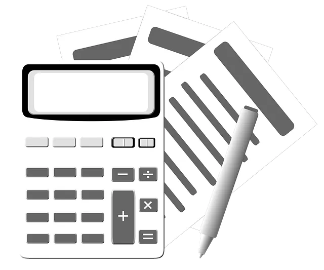 Calculadora com documentos e caneta representando cálculos de resultado operacional líquido