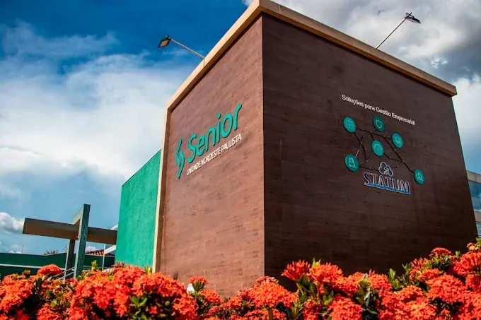 Fachada do edifício Senior Easy com identidade visual em tijolos e logo da empresa