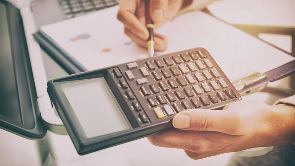 Calculadoras vintage com documentos análise terceirização da contabilidade