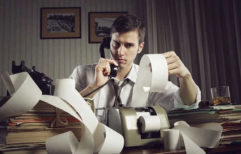 Homem estressado escritório rolos papel sobrecarga administrativa conceito de taxas