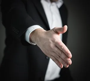 Mão profissional estendida aperto em fundo corporativo vaga controladoria oportunidade